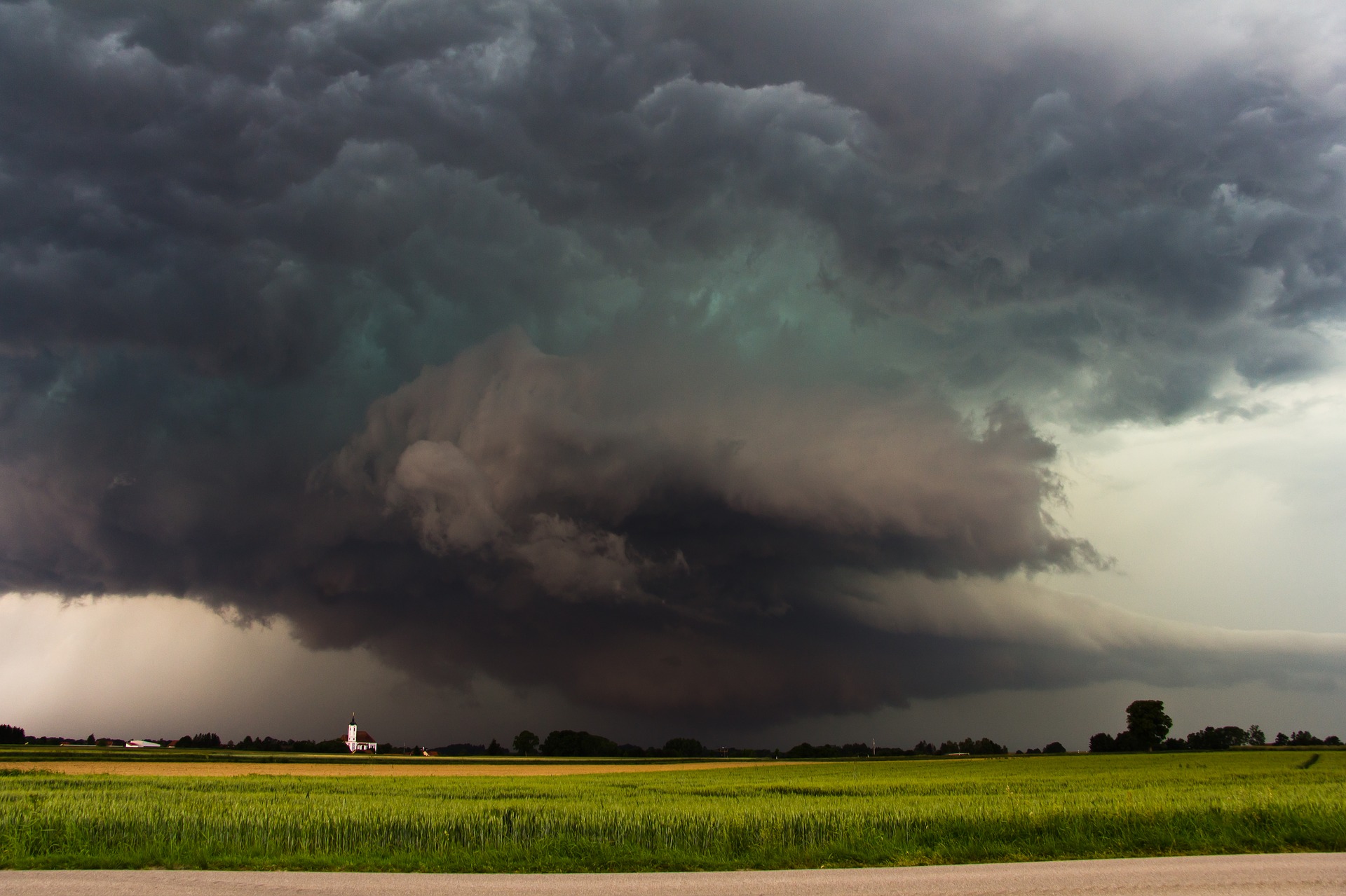 does-the-sky-turn-green-before-a-tornado-iscn